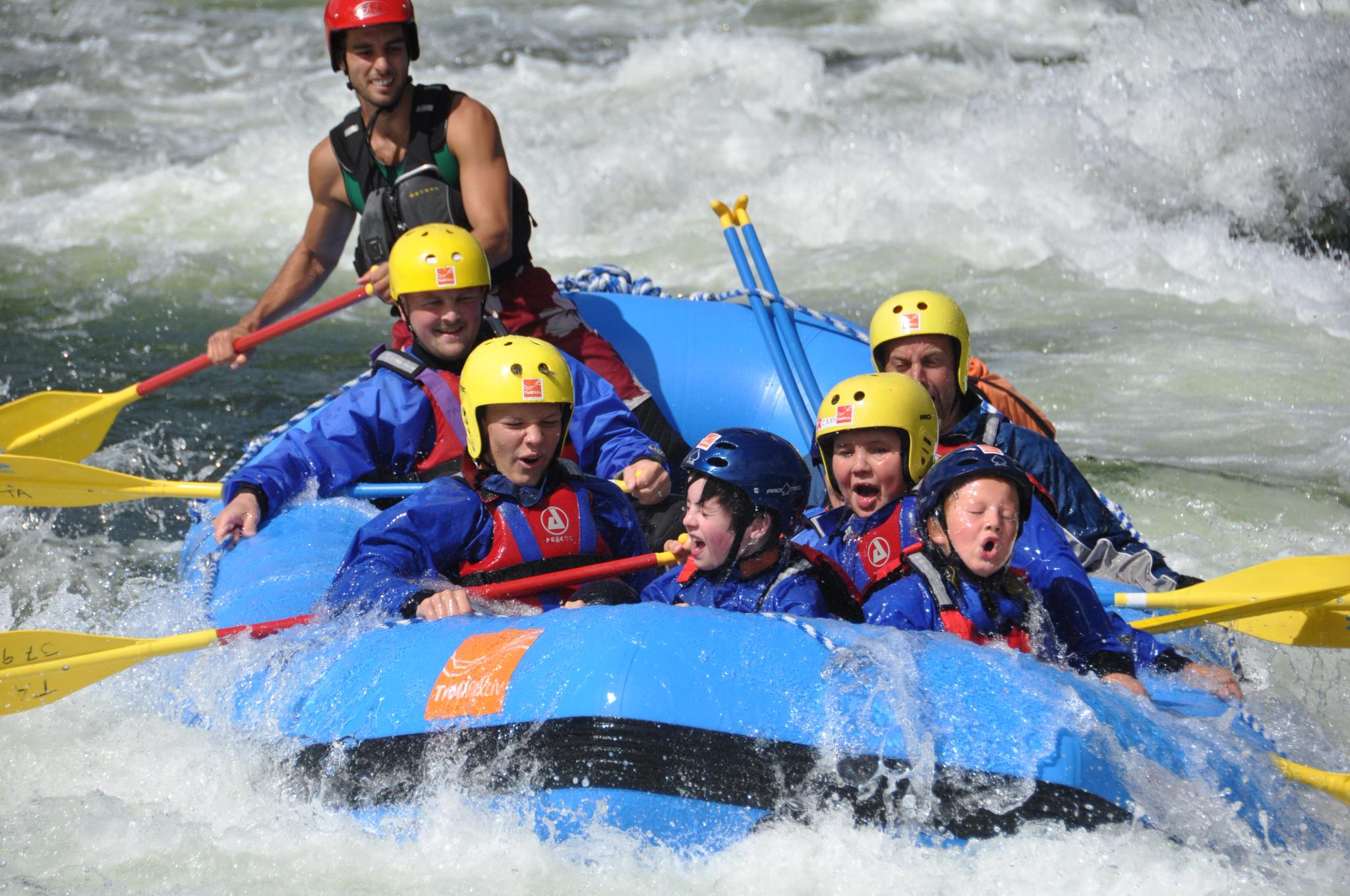 Familie rafting i Evje med TrollAktiv