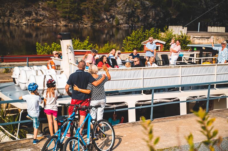Familien vinker til båten