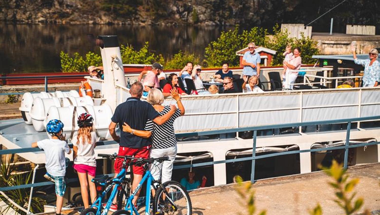 Familien vinker til båten