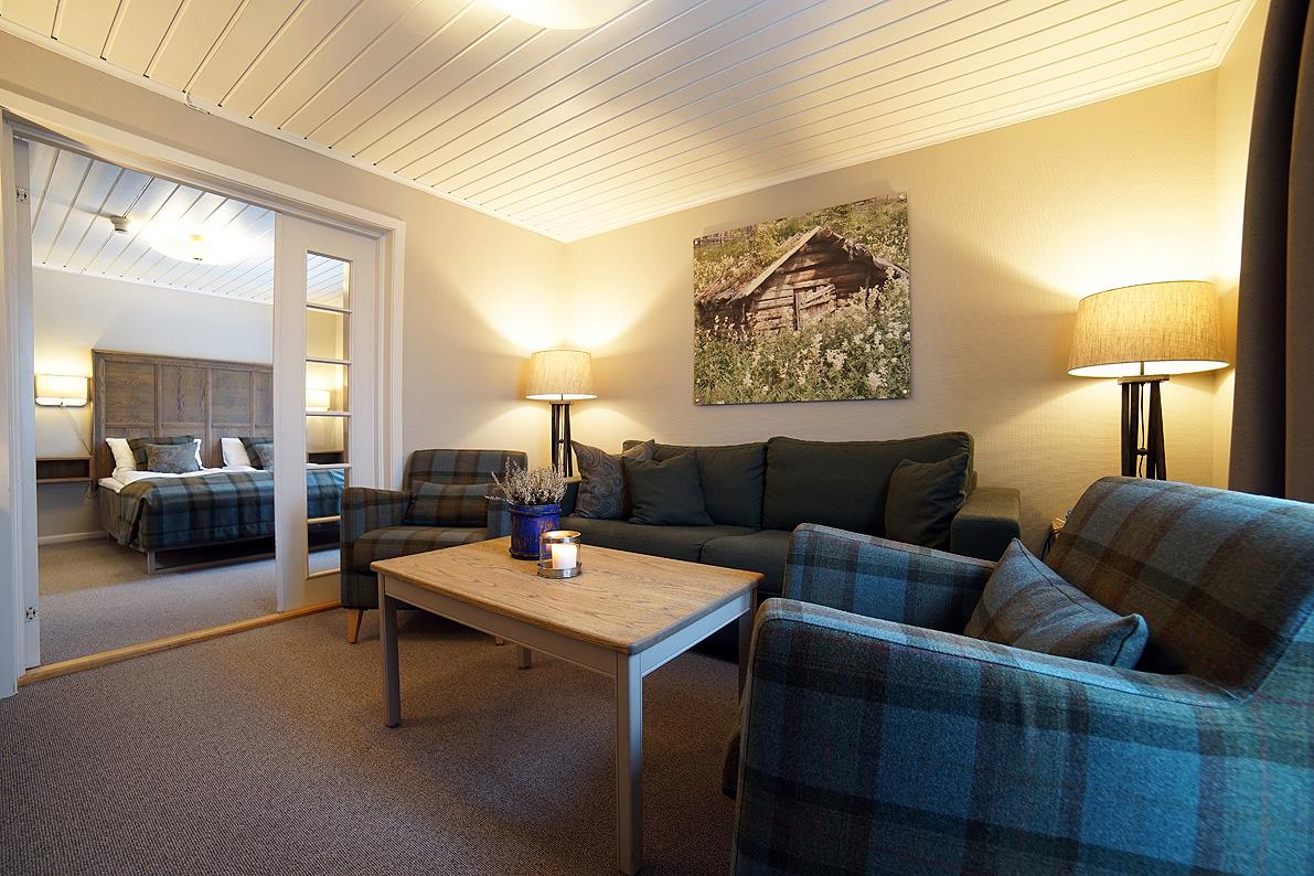 Rom og sofakrok på Rustad Hotell & Fjellstue