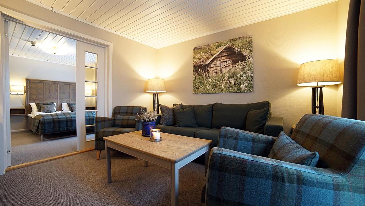 Rom og sofakrok på Rustad Hotell & Fjellstue