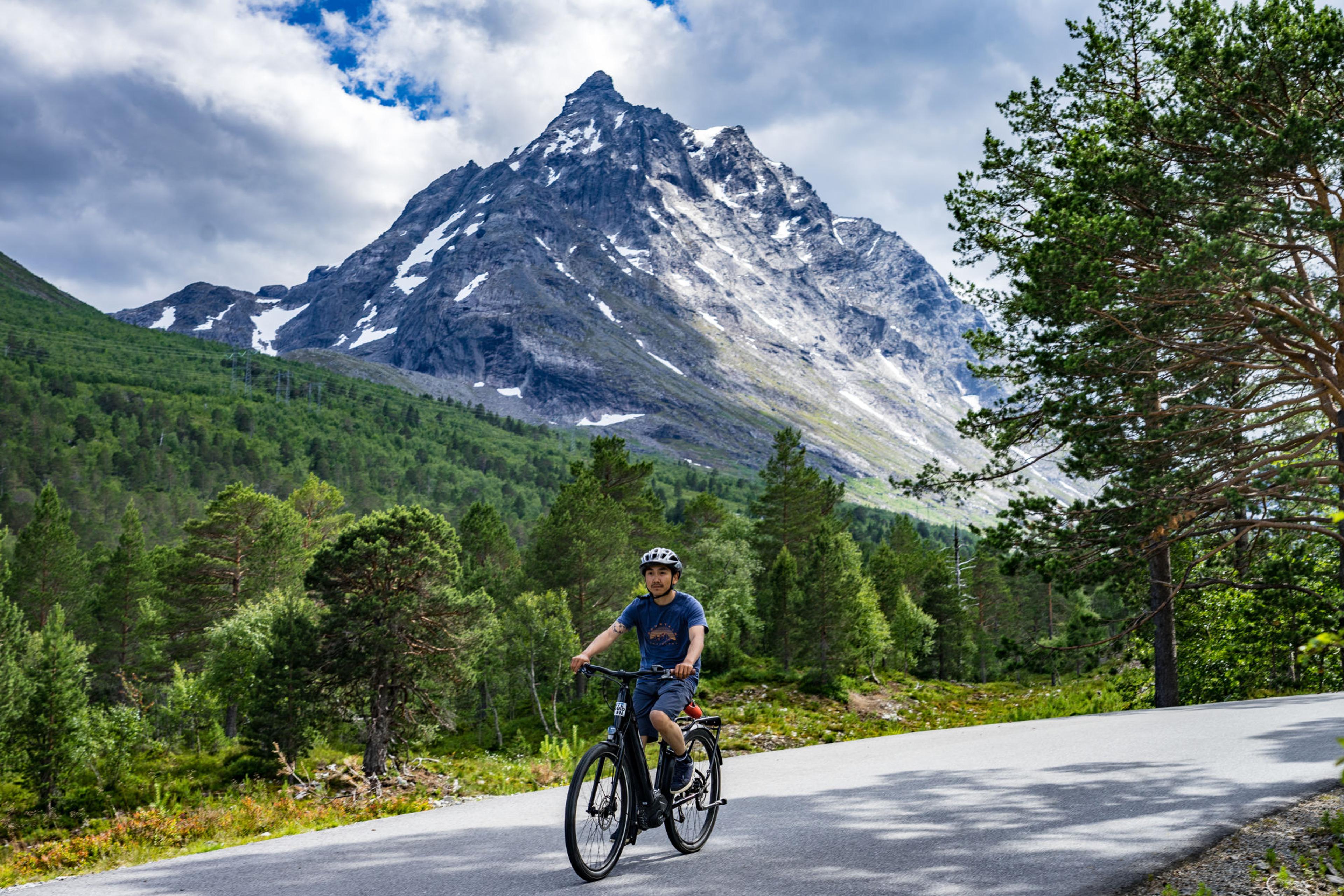 E-bike and Mountain Hike in Åndalsnes with Uteguiden