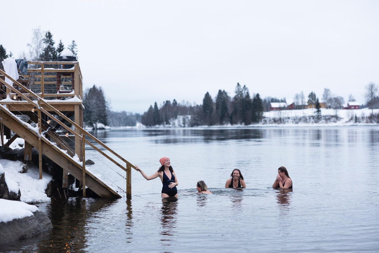 4 badende jenter i iskaldt vann