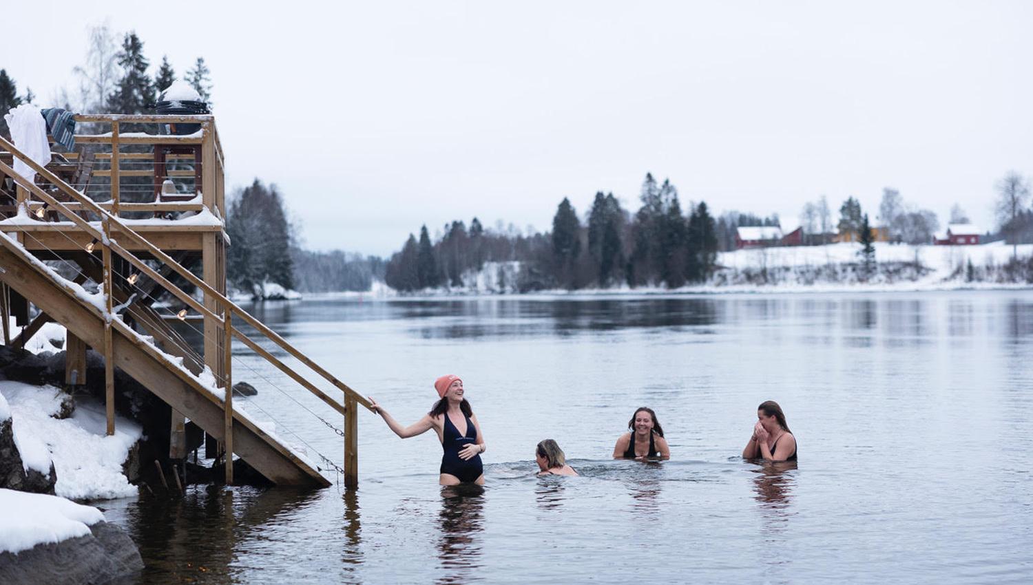 4 badende jenter i iskaldt vann