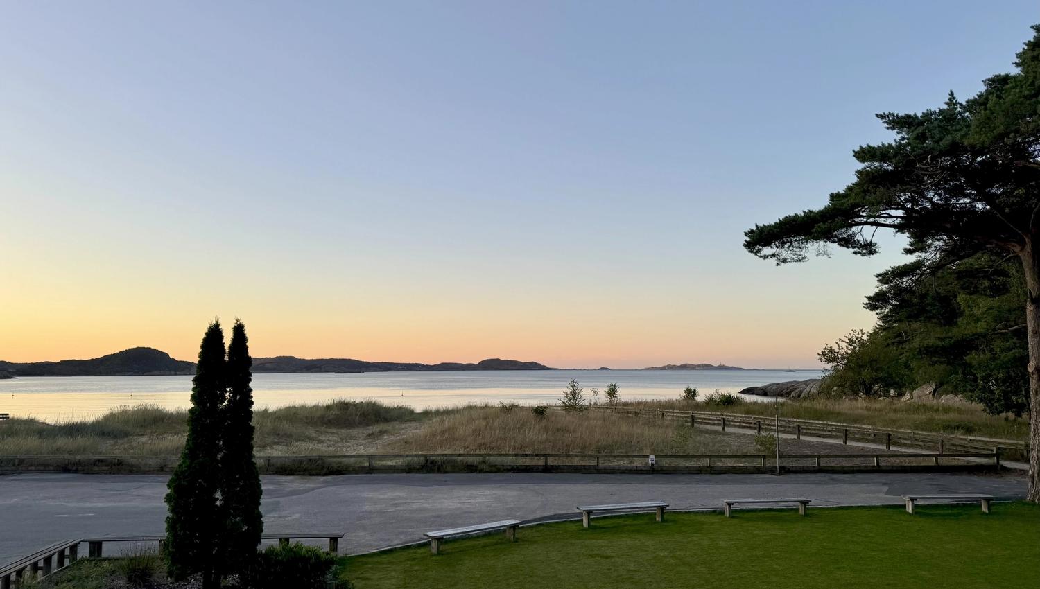 Utsikt fra glampingteltene ut over stranden og ut mot havet