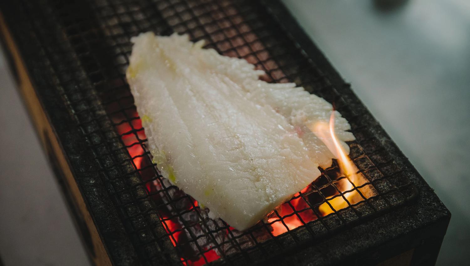 Fisk grilles på en habachi grill