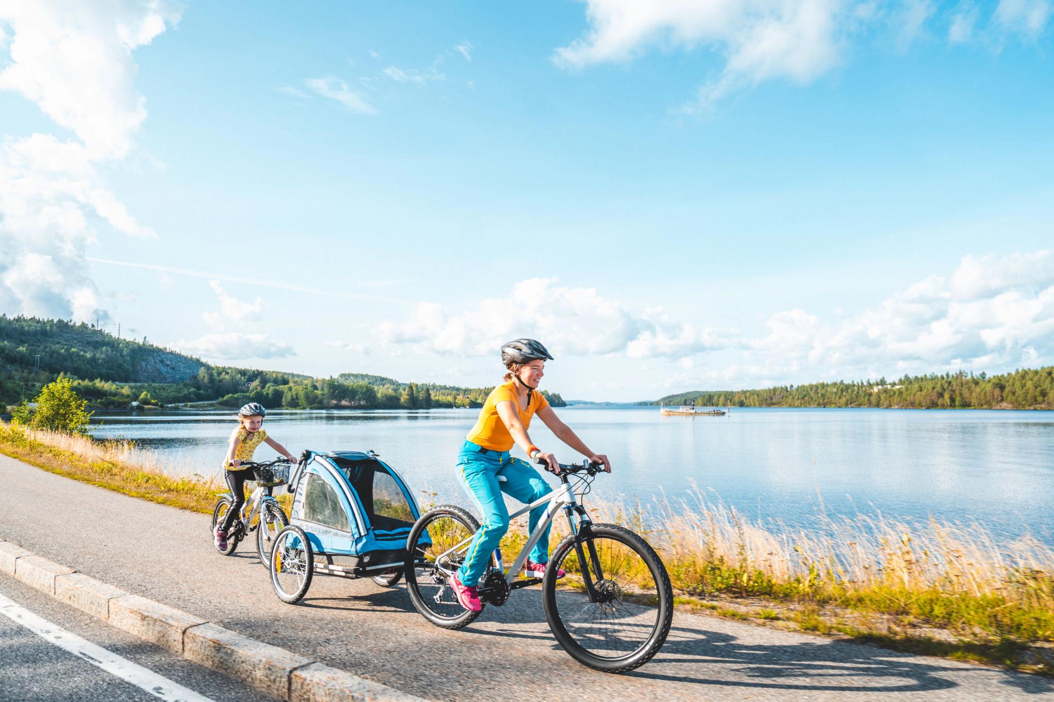 To syklister ved rødnessjøen