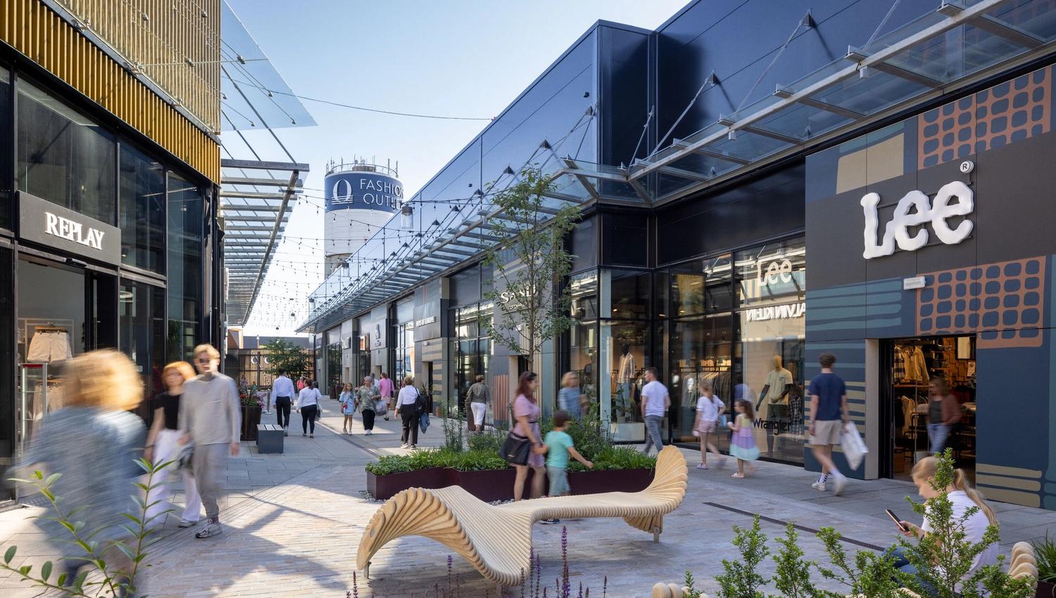 butikker med mennesker på Oslo Fashion Outlet