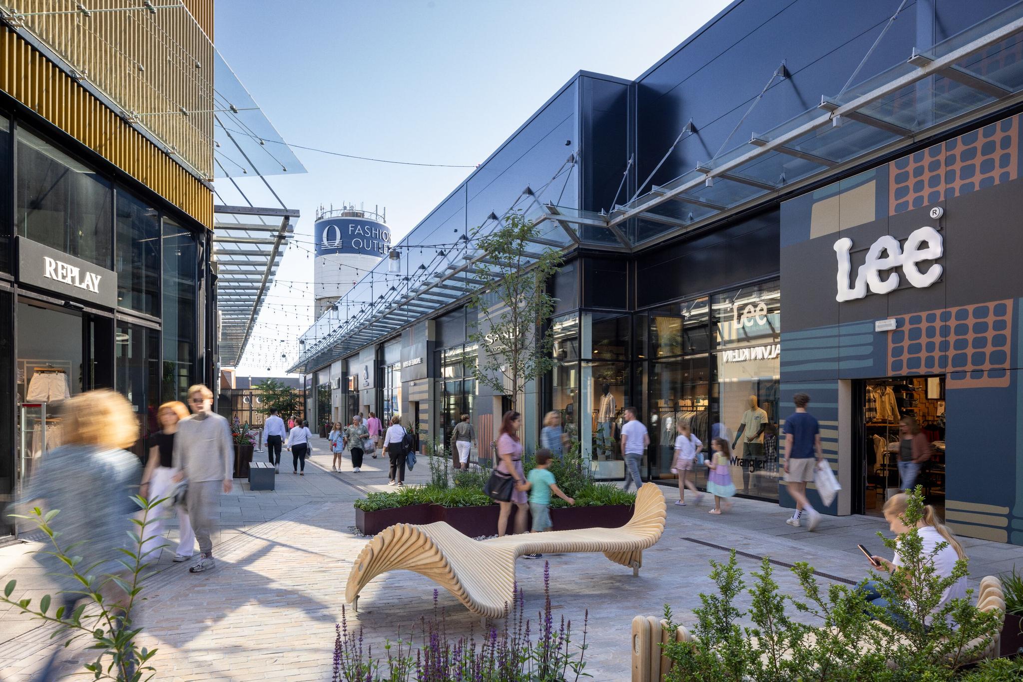 shops with people in front at Oslo Fashion Outlet