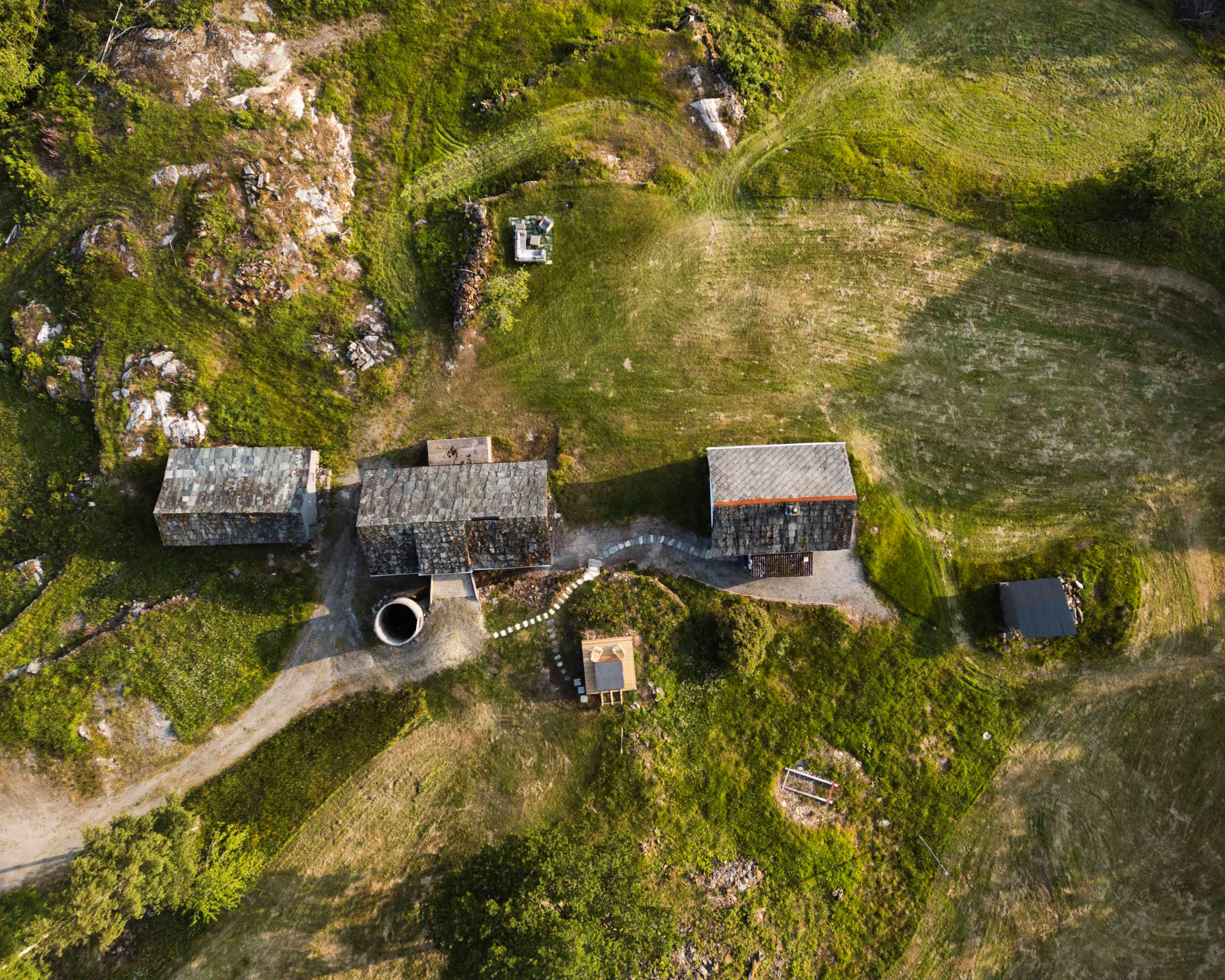 Dronefoto rett ovanfrå av tunet ved Stigen Fjordlodge i Hardanger.