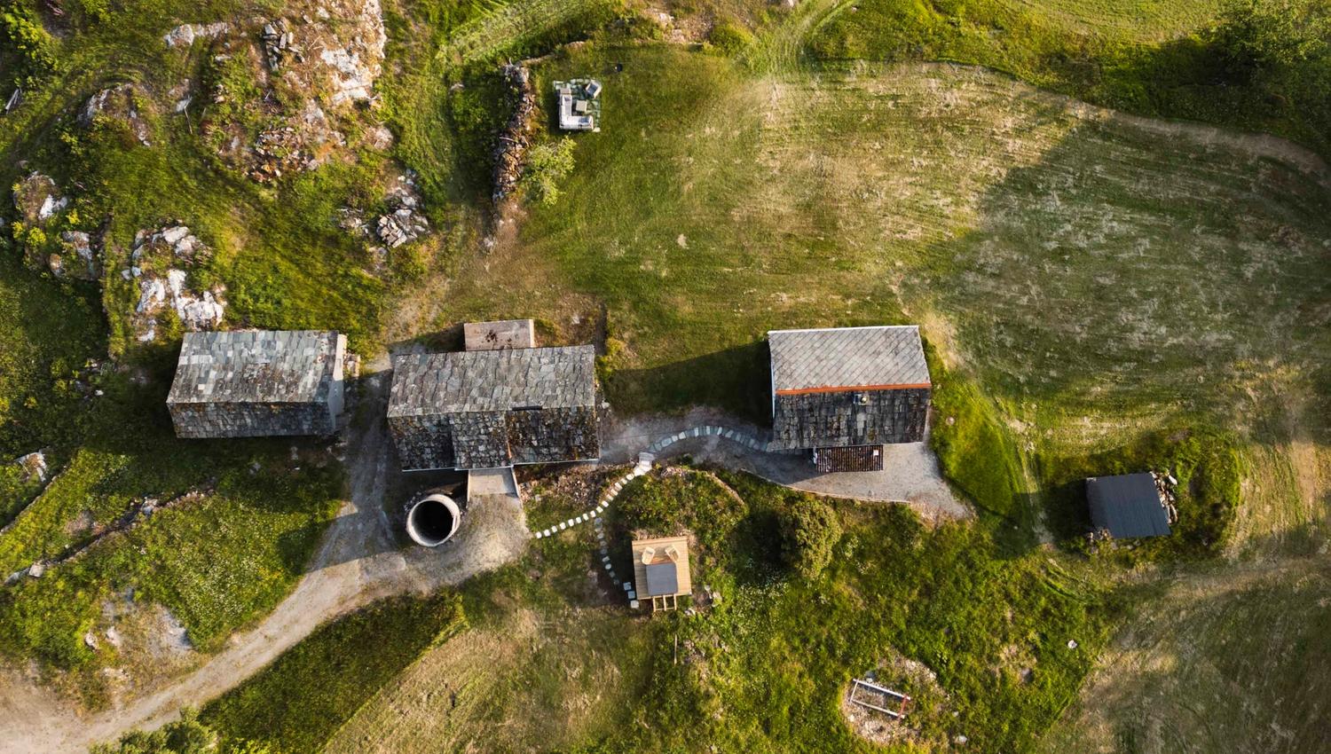 Dronefoto rett ovanfrå av tunet ved Stigen Fjordlodge i Hardanger.