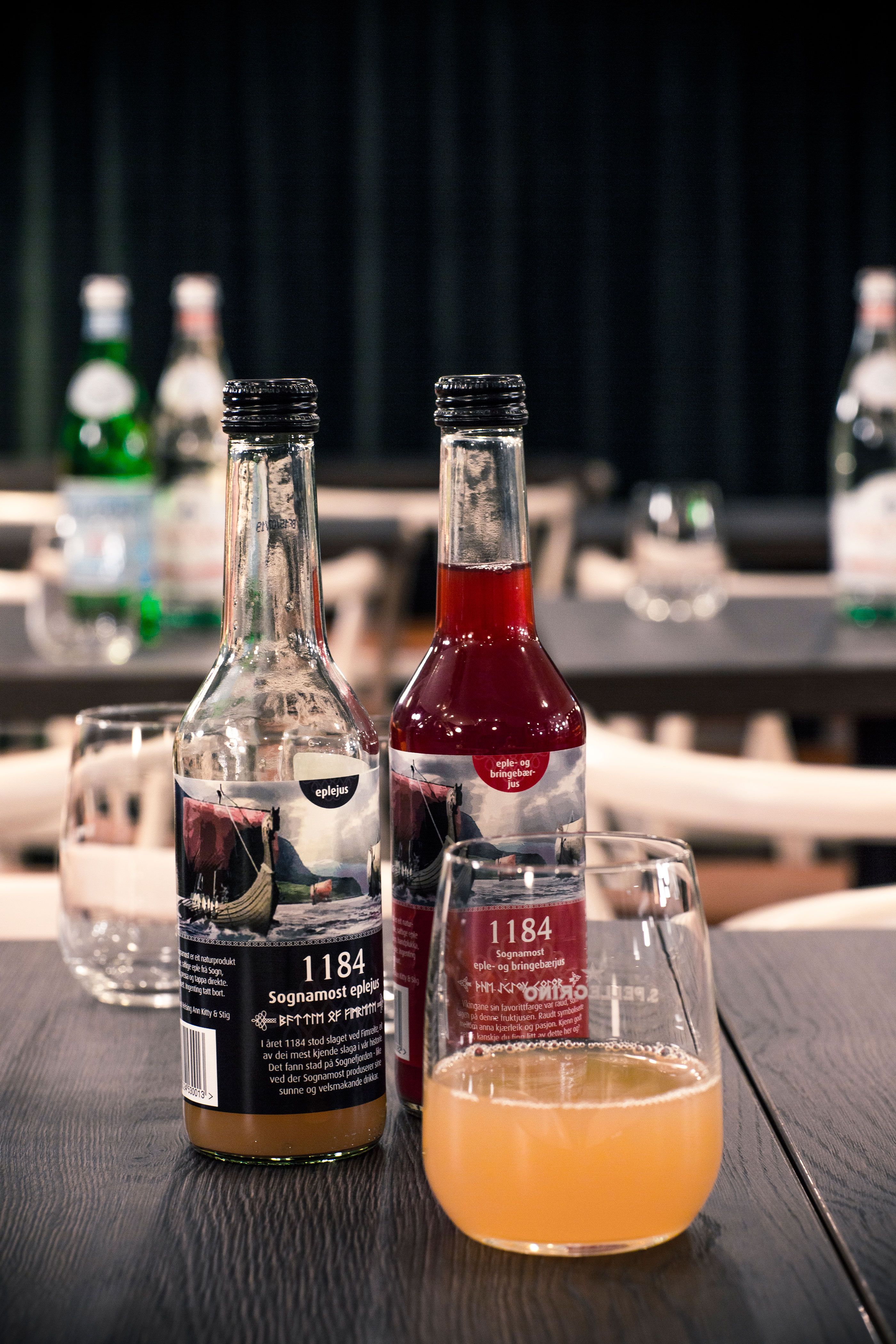 Detaljbilde av drikkevarer på et bord.