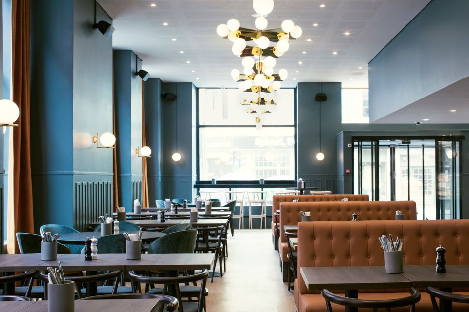 Restaurant Kaffistova. Tables and chairs. Hotell Bondeheimen, Oslo. Photo