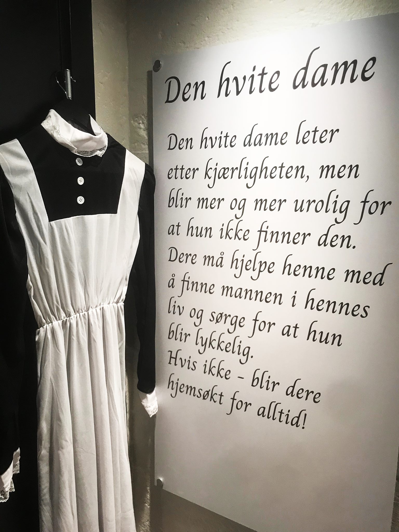 Stemningsbilde fra Escape History, Den hvite dame, Fredriksten Hotell