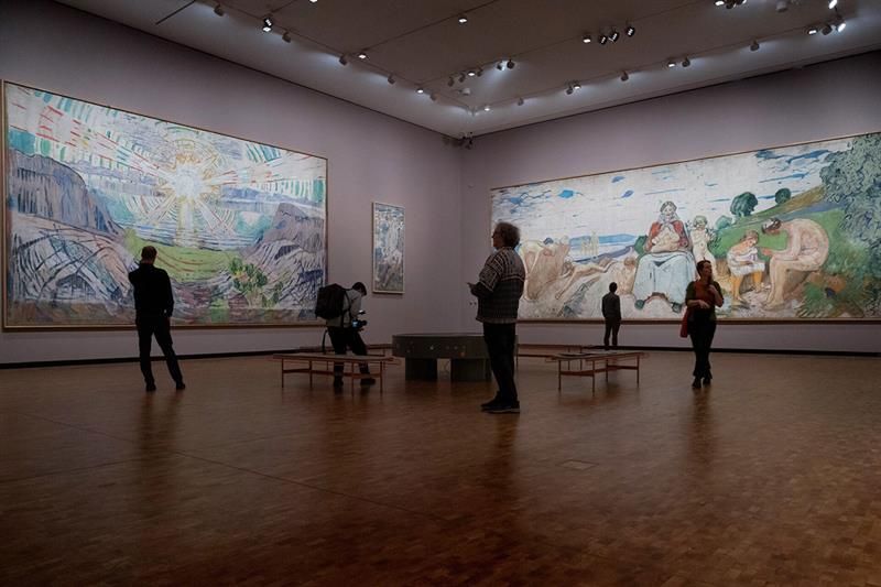 Utstillingssal med monumentale arbeider