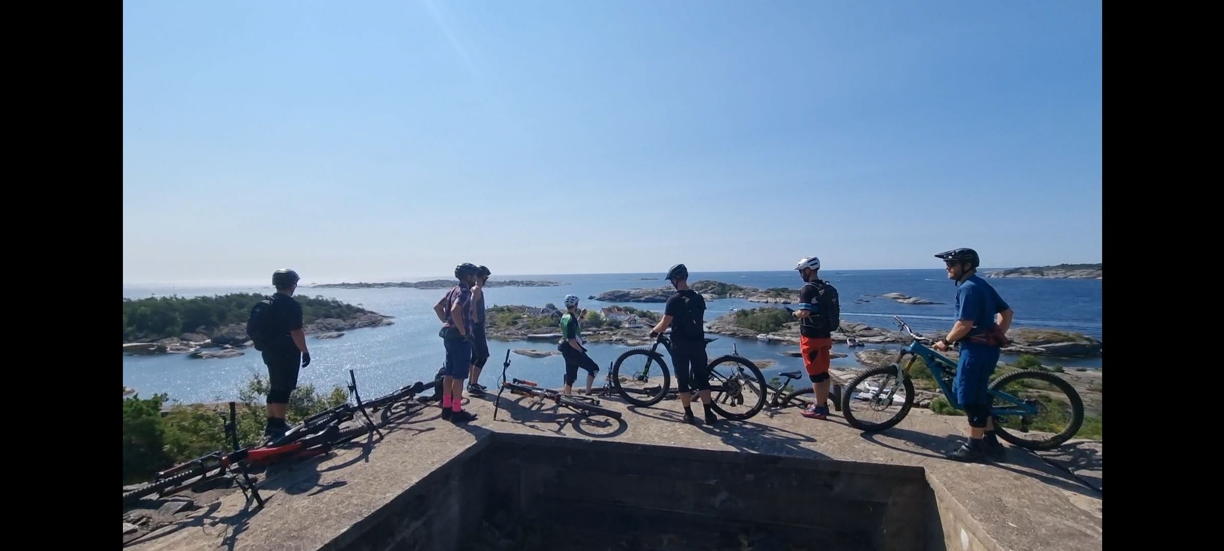 gruppe syklister står og ser ut over Kragerø skjærgården