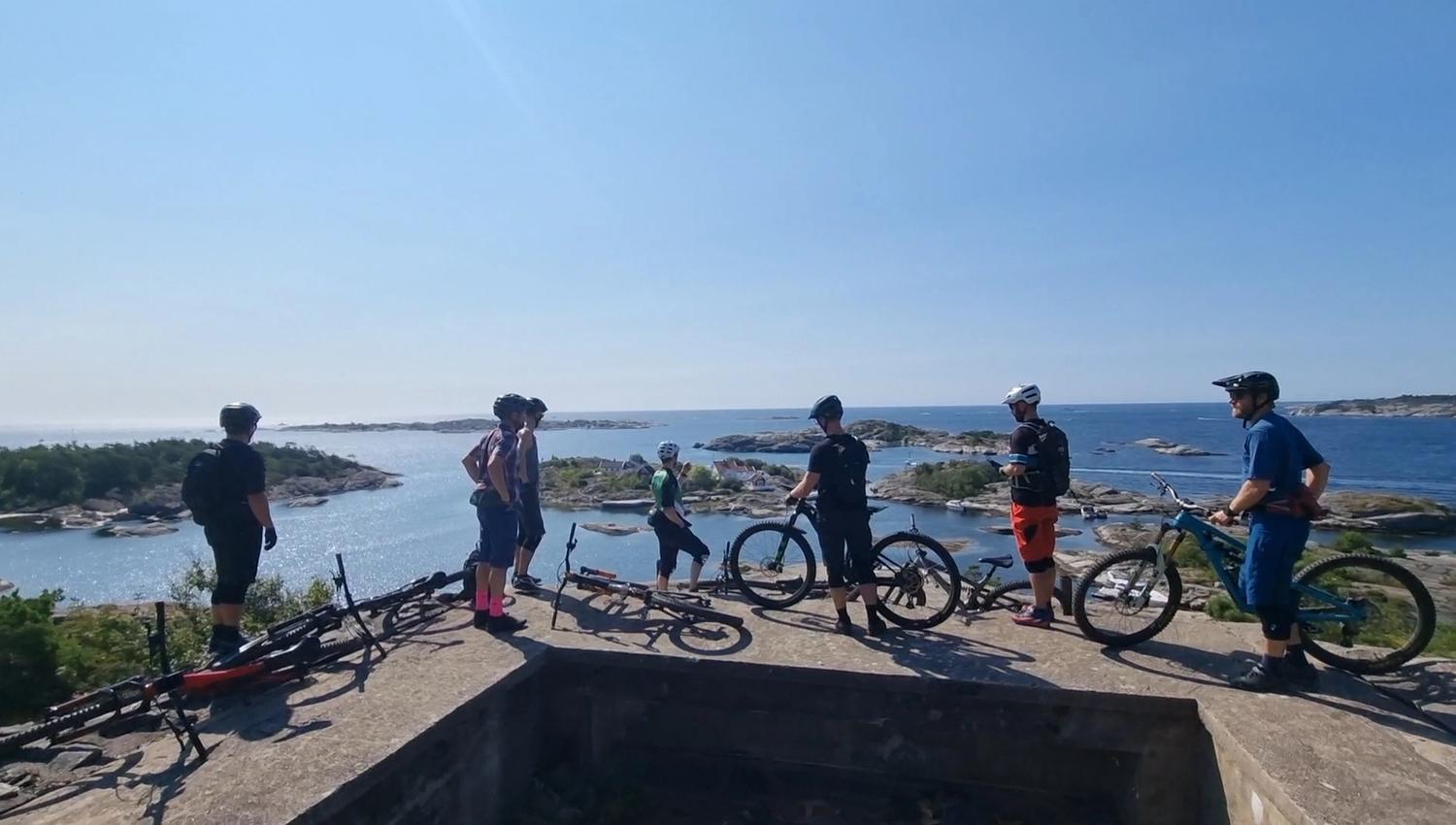 gruppe syklister står og ser ut over Kragerø skjærgården