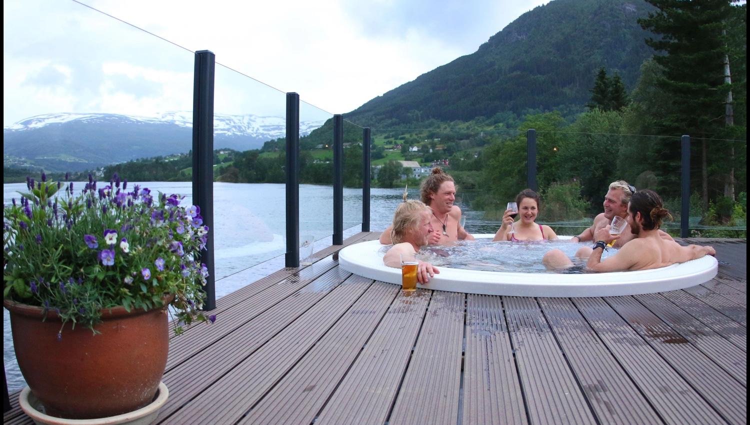 Utandørs boblebad og badstove - Voss Active Friluftsspa