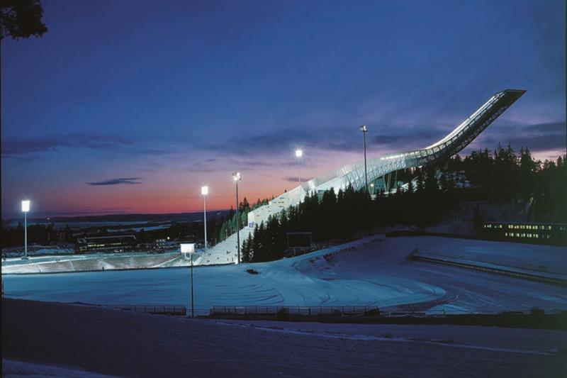 Holmenkollen hoppbakke på kvelden.