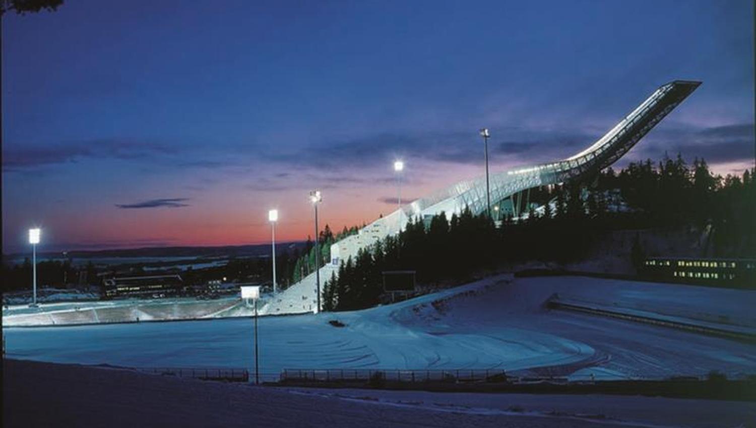 Holmenkollen hoppbakke på kvelden.