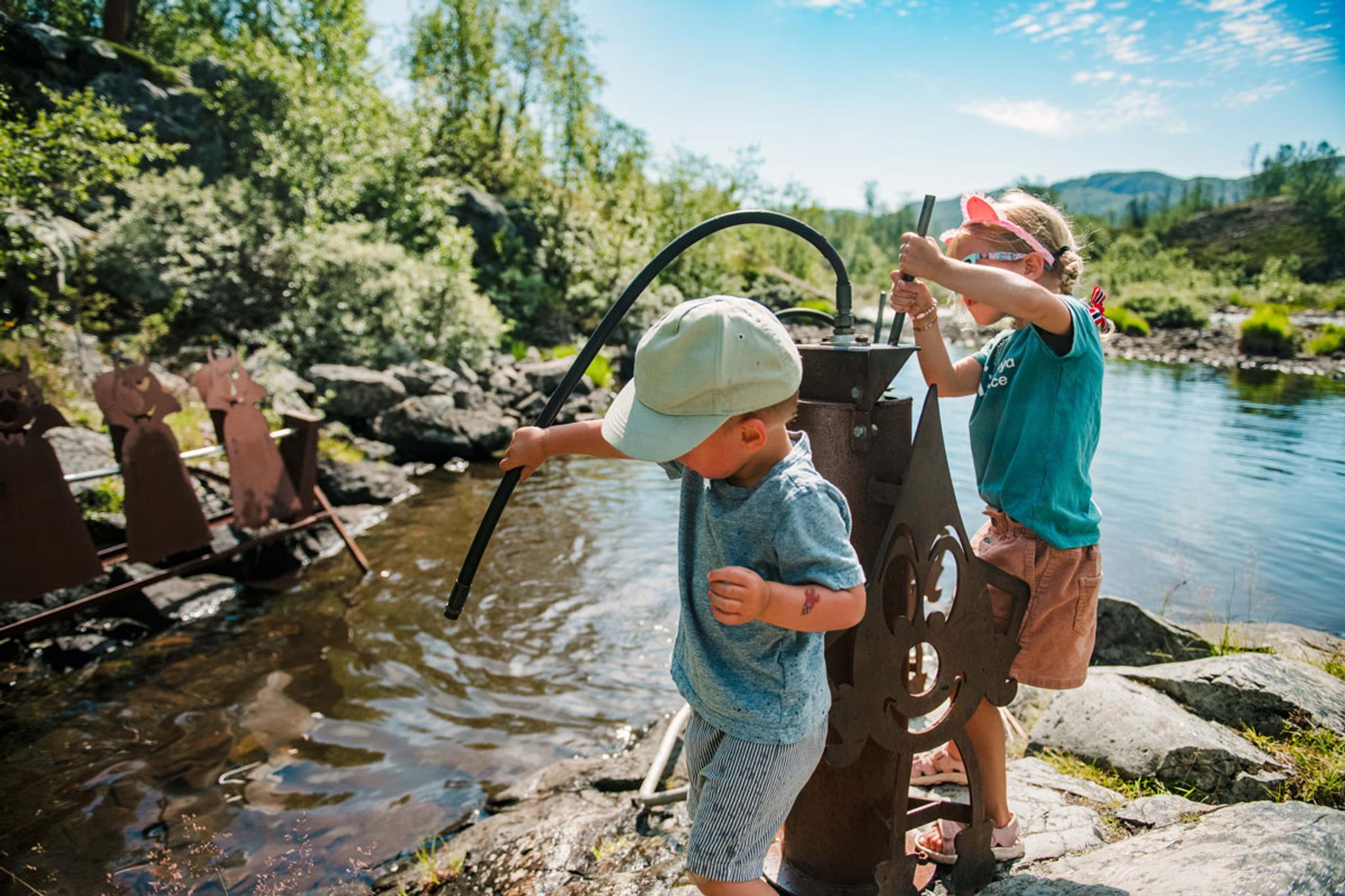 children playing on the experience trail Vasseventyret at Haukeli
