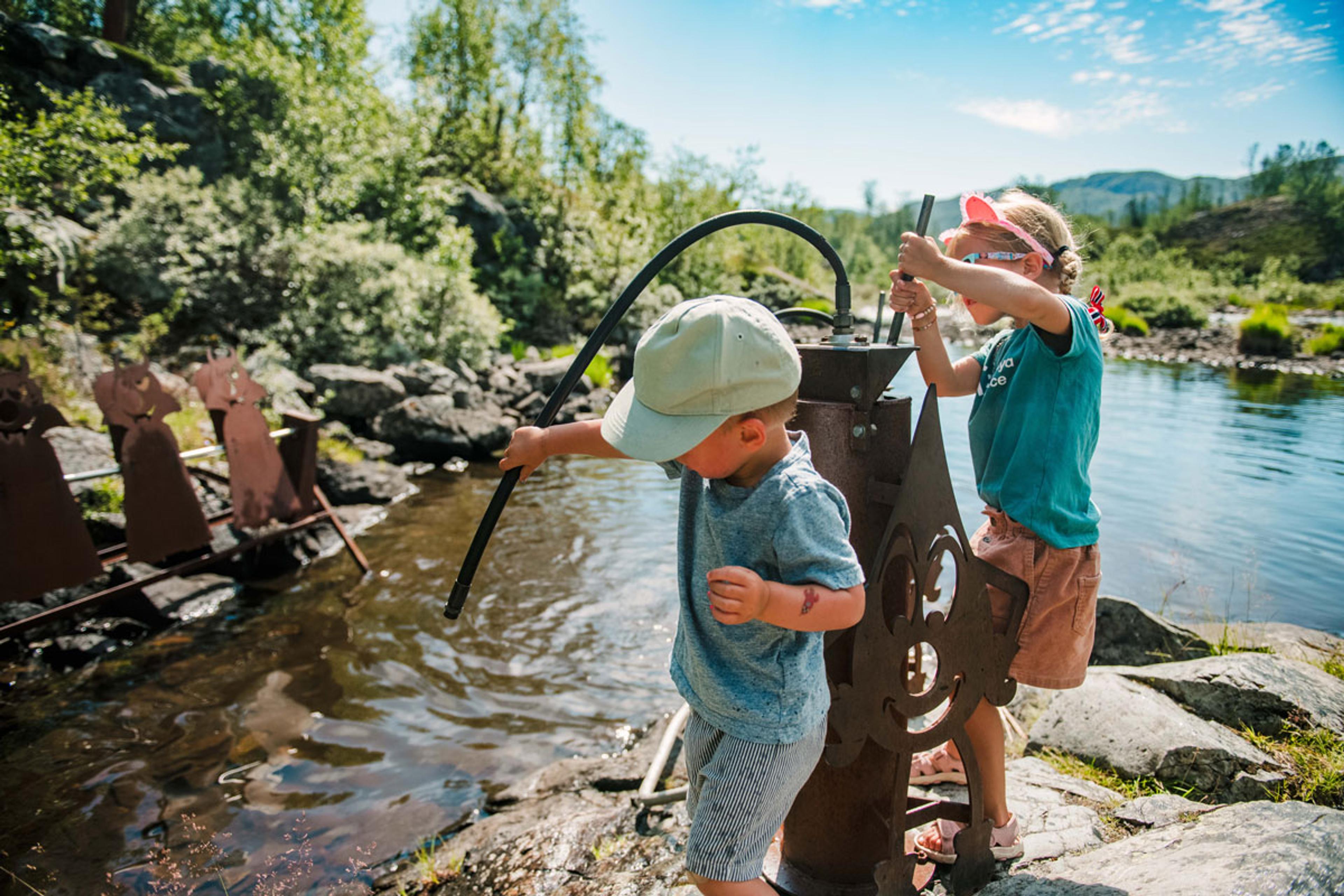 children playing on the experience trail Vasseventyret at Haukeli