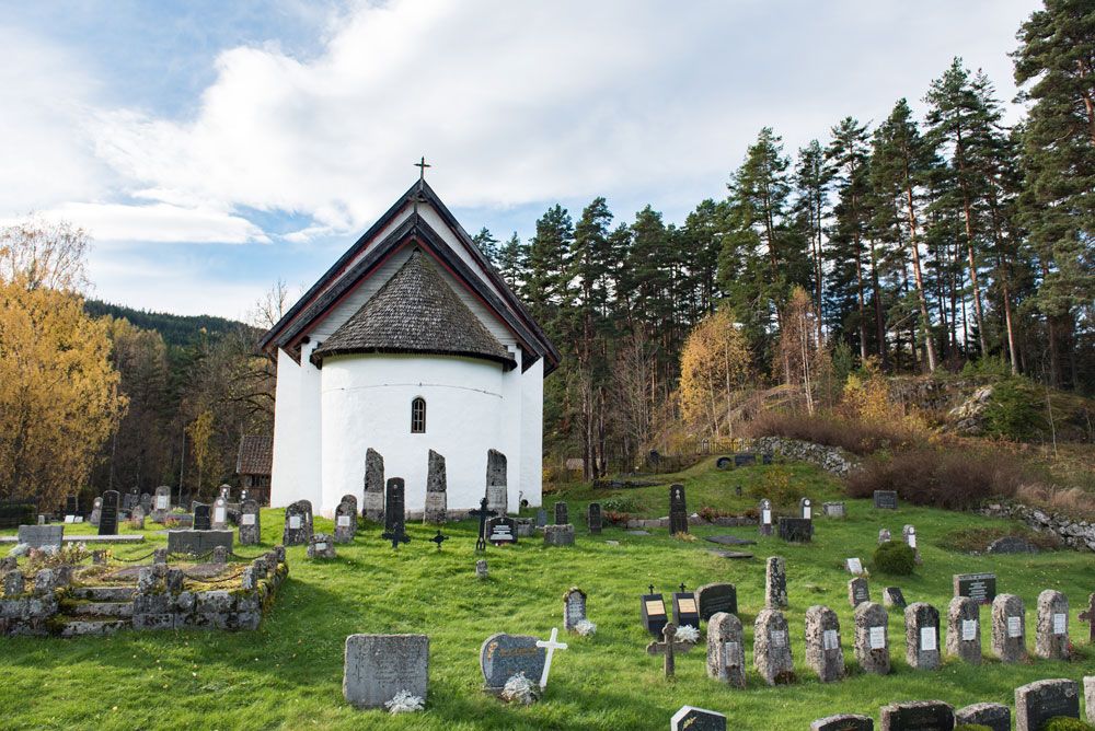 Kviteseid gamle steinkyrkje med gravstøtter