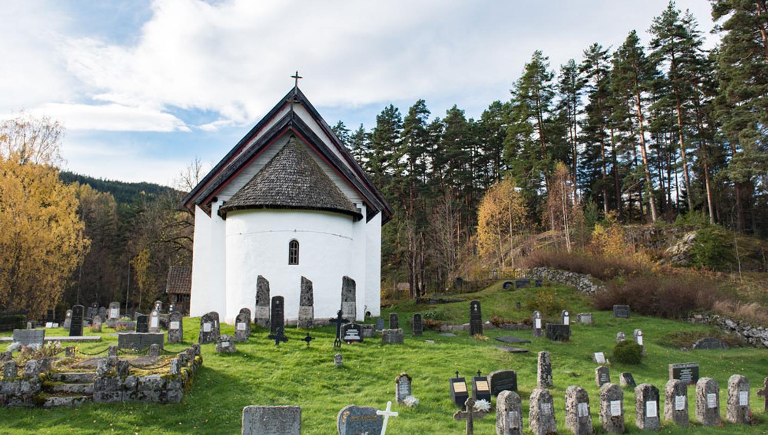 Kviteseid gamle steinkyrkje med gravstøtter