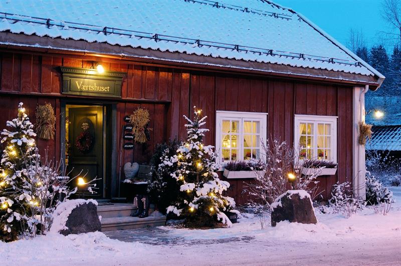 Fasaden på det røde Verstshuset i snødekt landskap