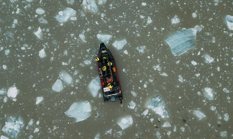 Dronefoto av rib mellom isflak
