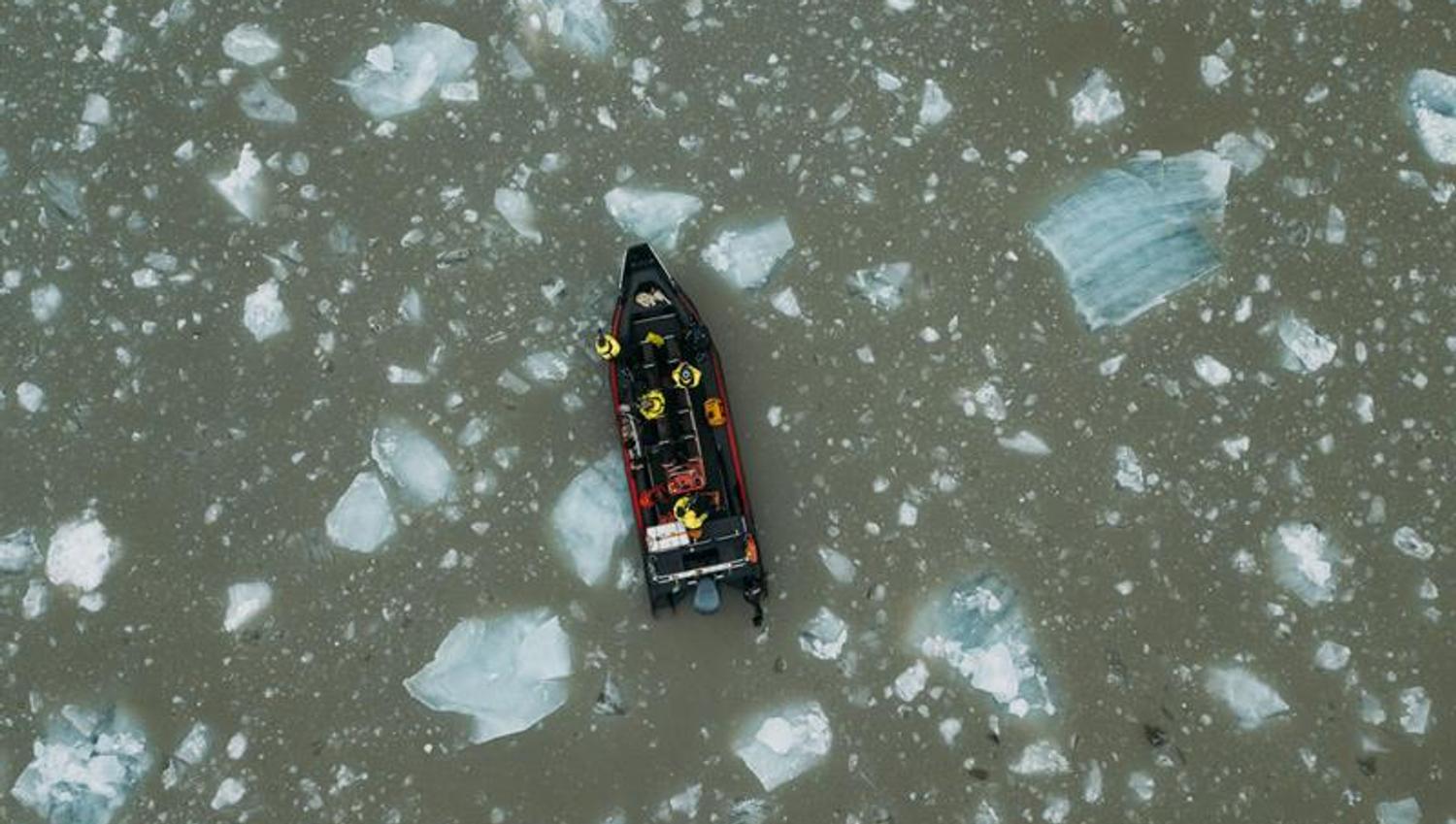 Dronefoto av rib mellom isflak