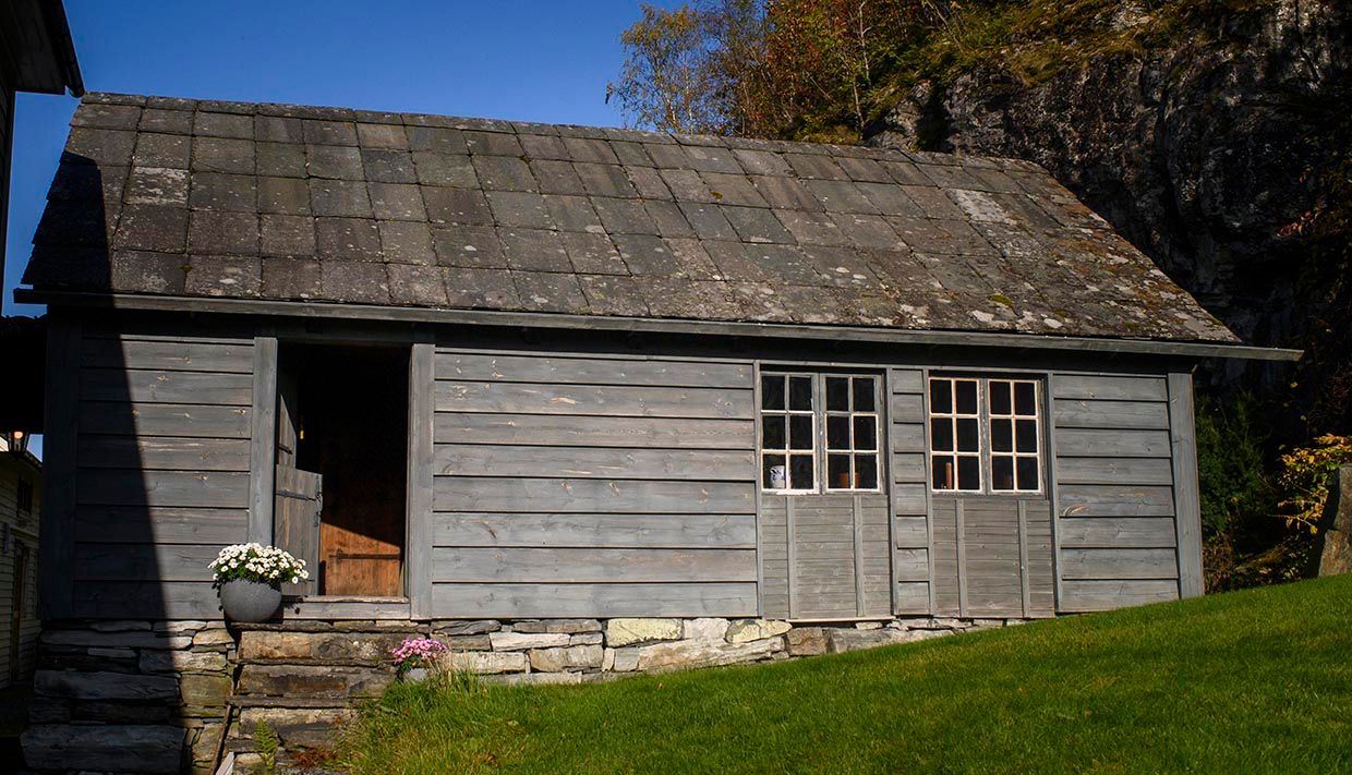Tradisjonelt uthus på Helleland Gard, typisk for regionen Hardanger.