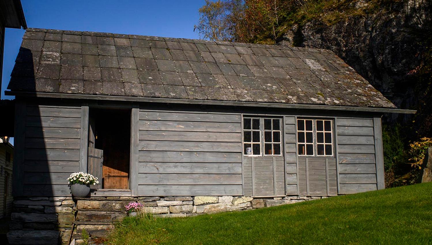 Tradisjonelt uthus på Helleland Gard, typisk for regionen Hardanger.