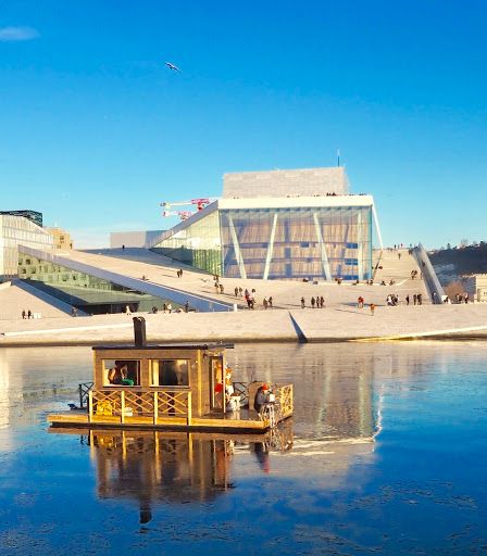 Flytende badstue foran operaen.