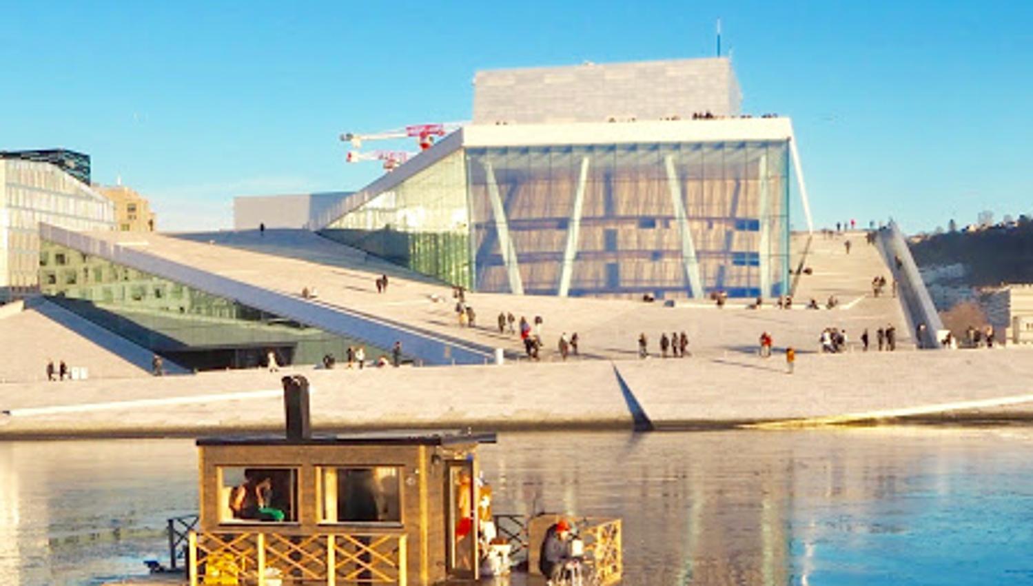 Flytende badstue foran operaen.