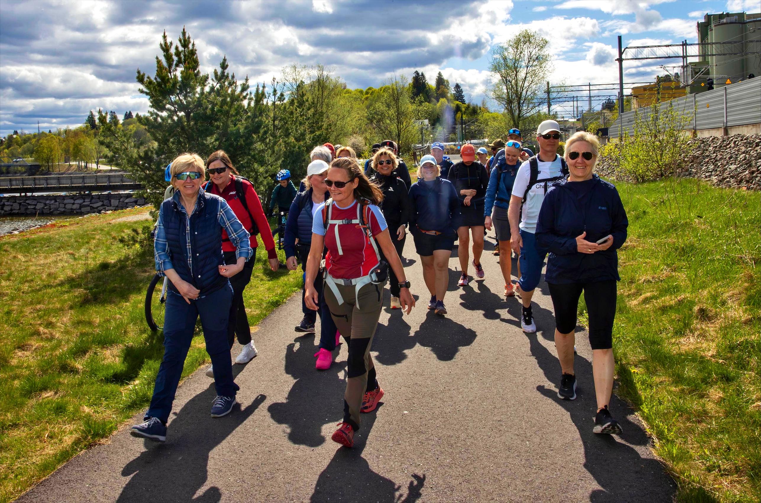 damer og menn som går langs en turvei