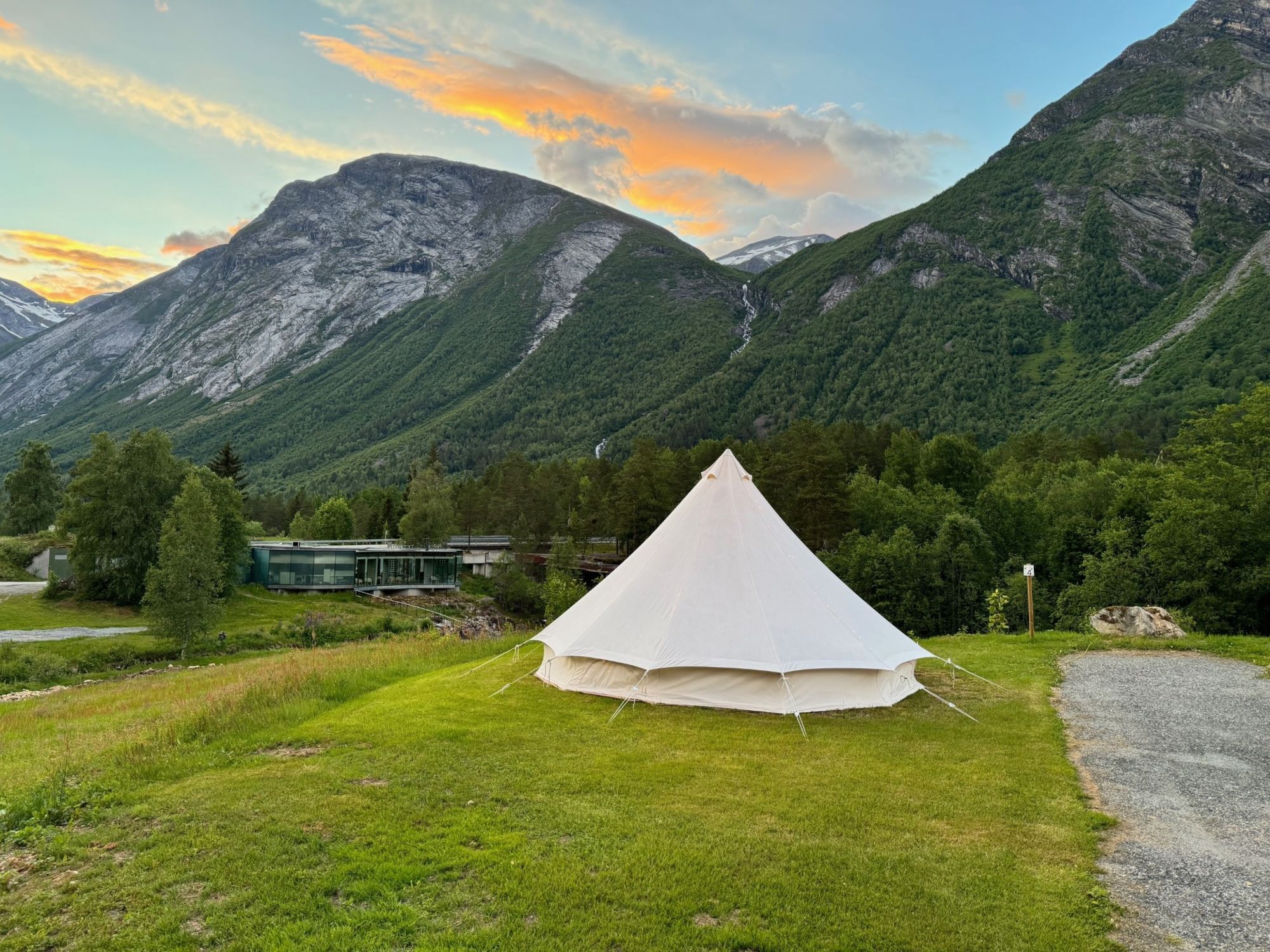 Glampingteltet ligger fint til på campingplassen.