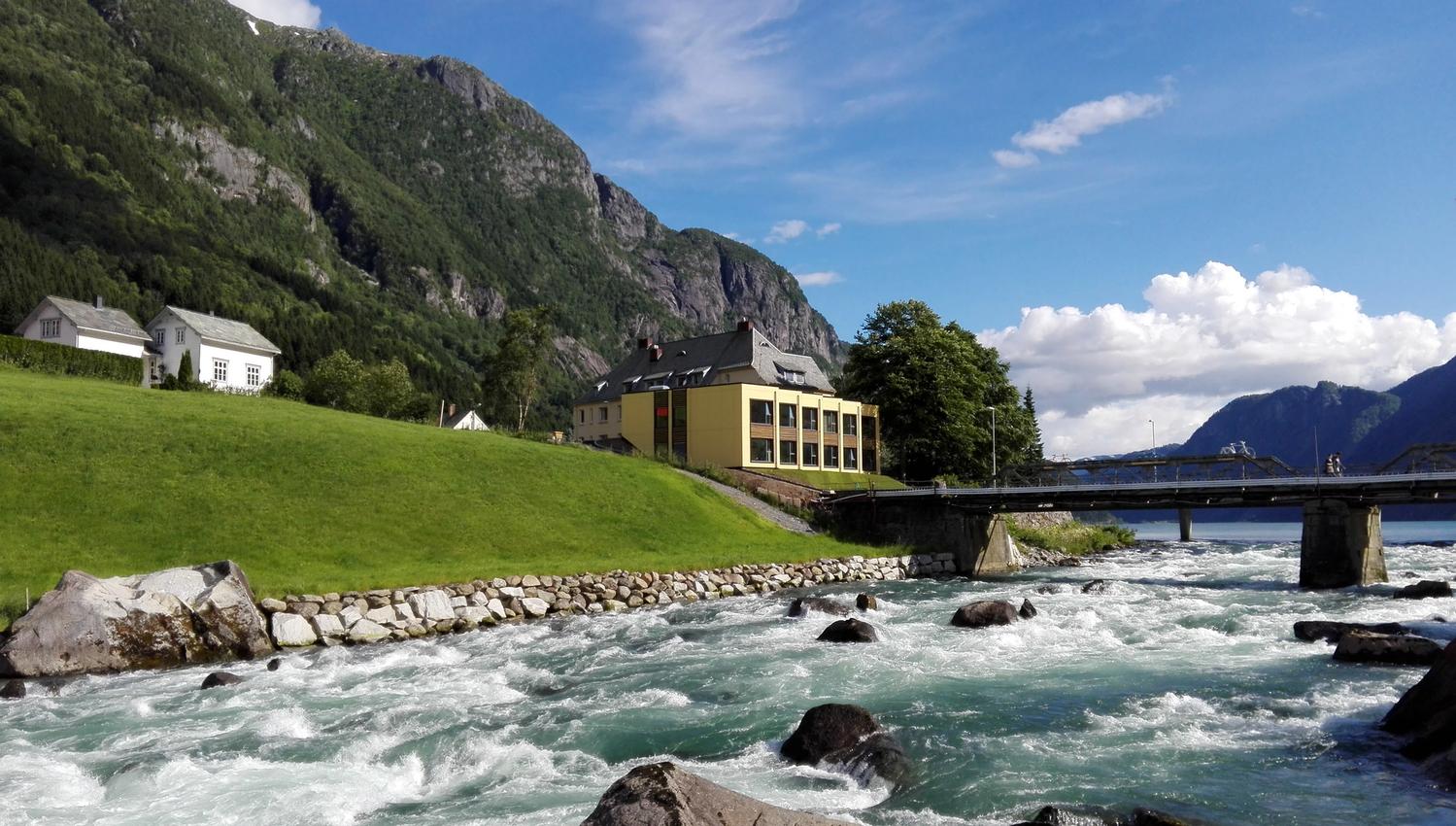 Trolltunga Hotel ligg idyllisk til ved elva med vakker utsikt over fjella i Hardanger.