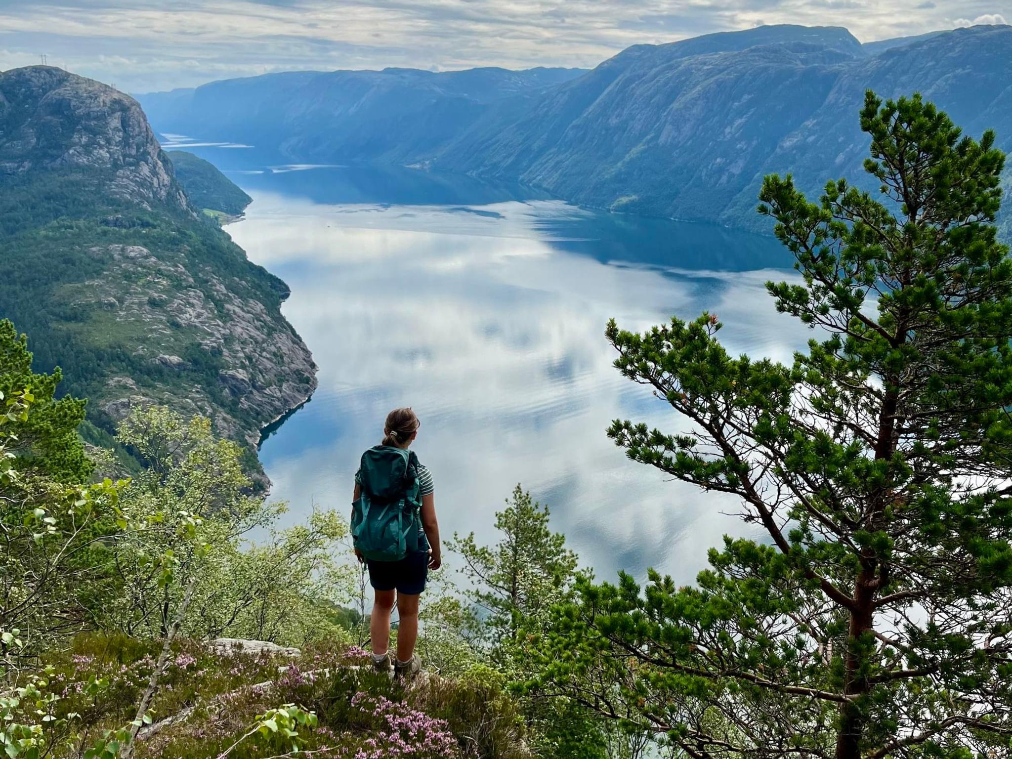 Preikestolen-Pauschale mit Wanderung, Fjordfahrt und Hüttenübernachtung