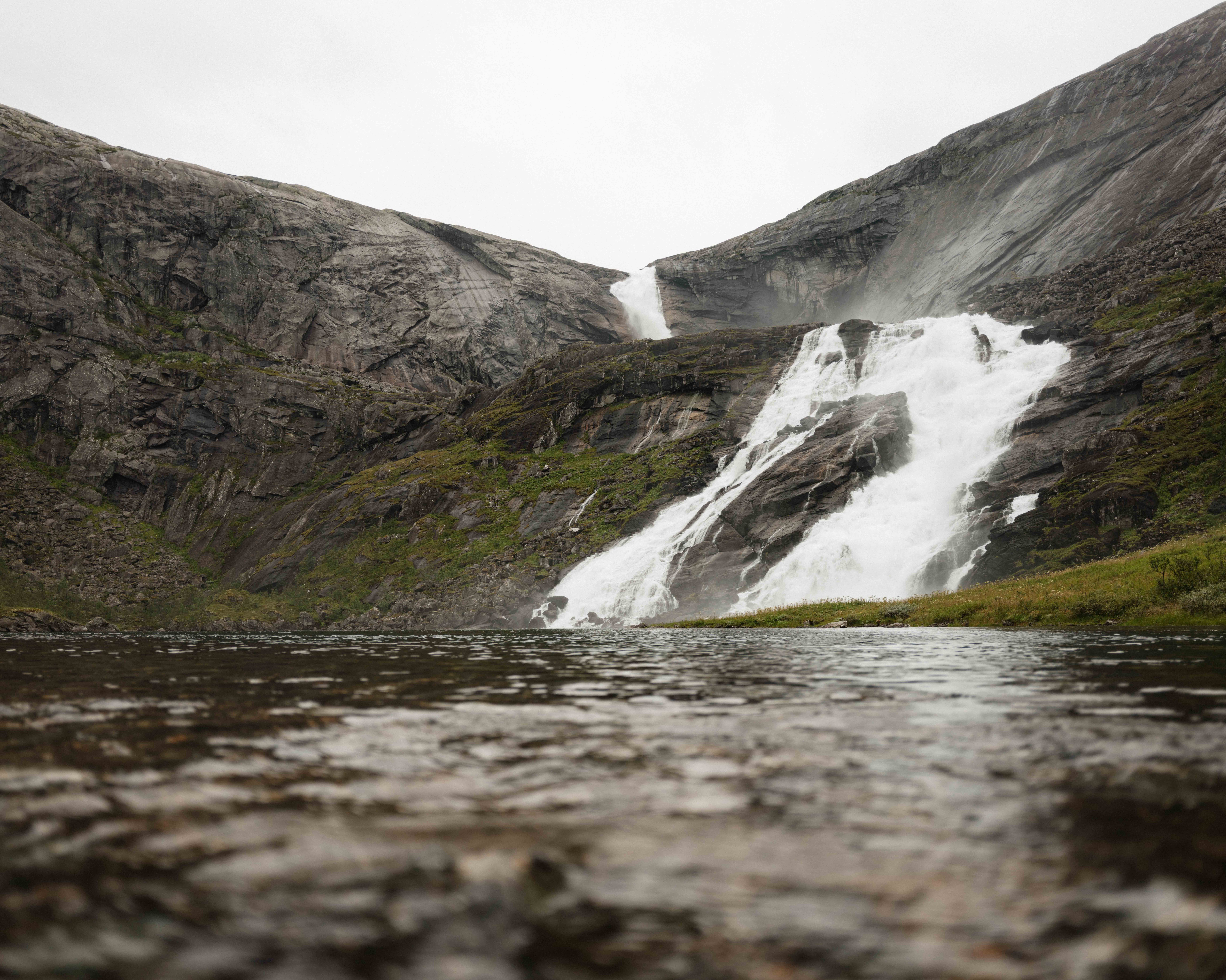 Nyastølsfossen frå vasskanten – naturen på sitt råaste.