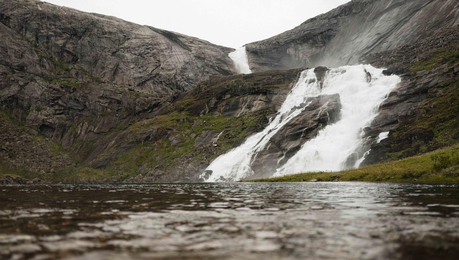 Nyastølsfossen frå vasskanten – naturen på sitt råaste.