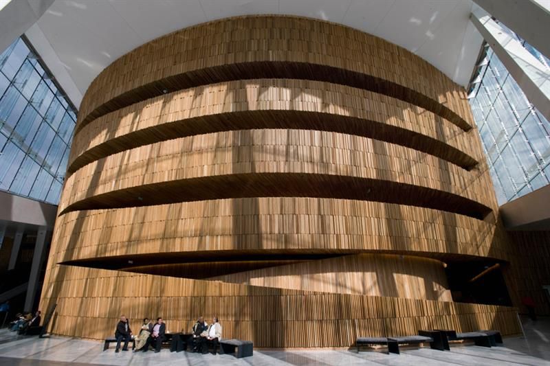 Brun trappesats i tre.