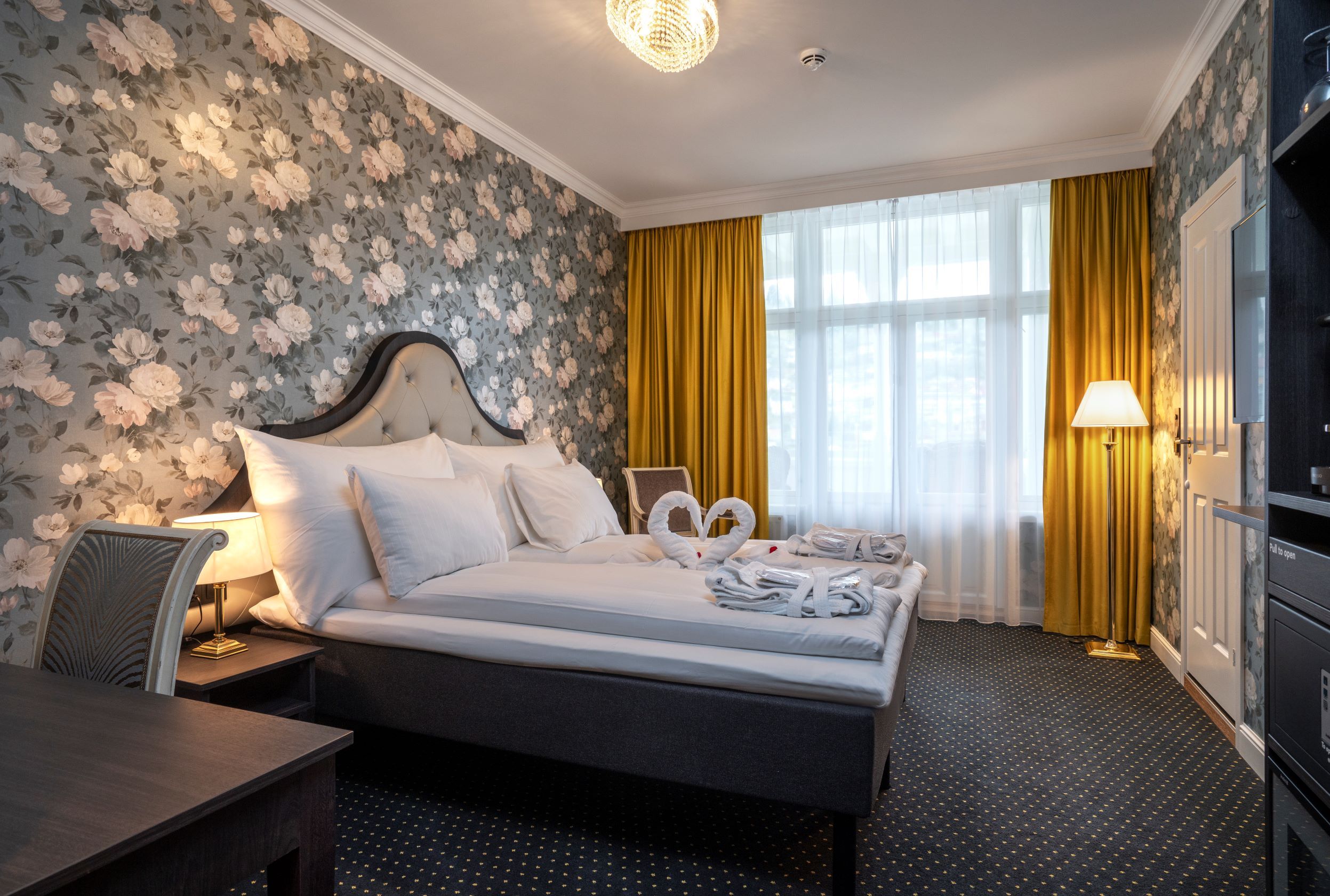 Elegant hotellrom på Thon Hotel Sandven, med klassisk innreiing og romantisk atmosfære.