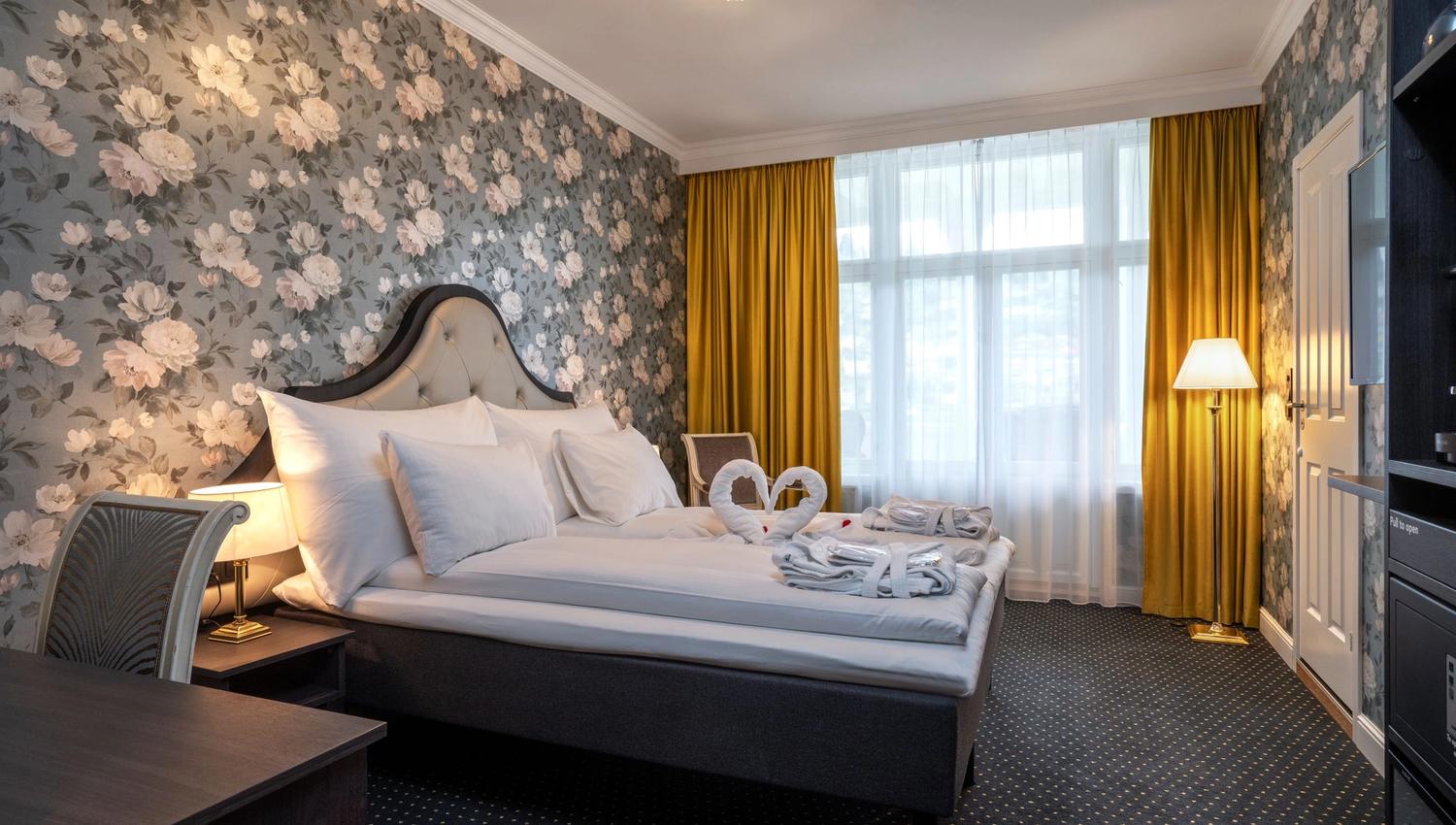 Elegant hotellrom på Thon Hotel Sandven, med klassisk innreiing og romantisk atmosfære.