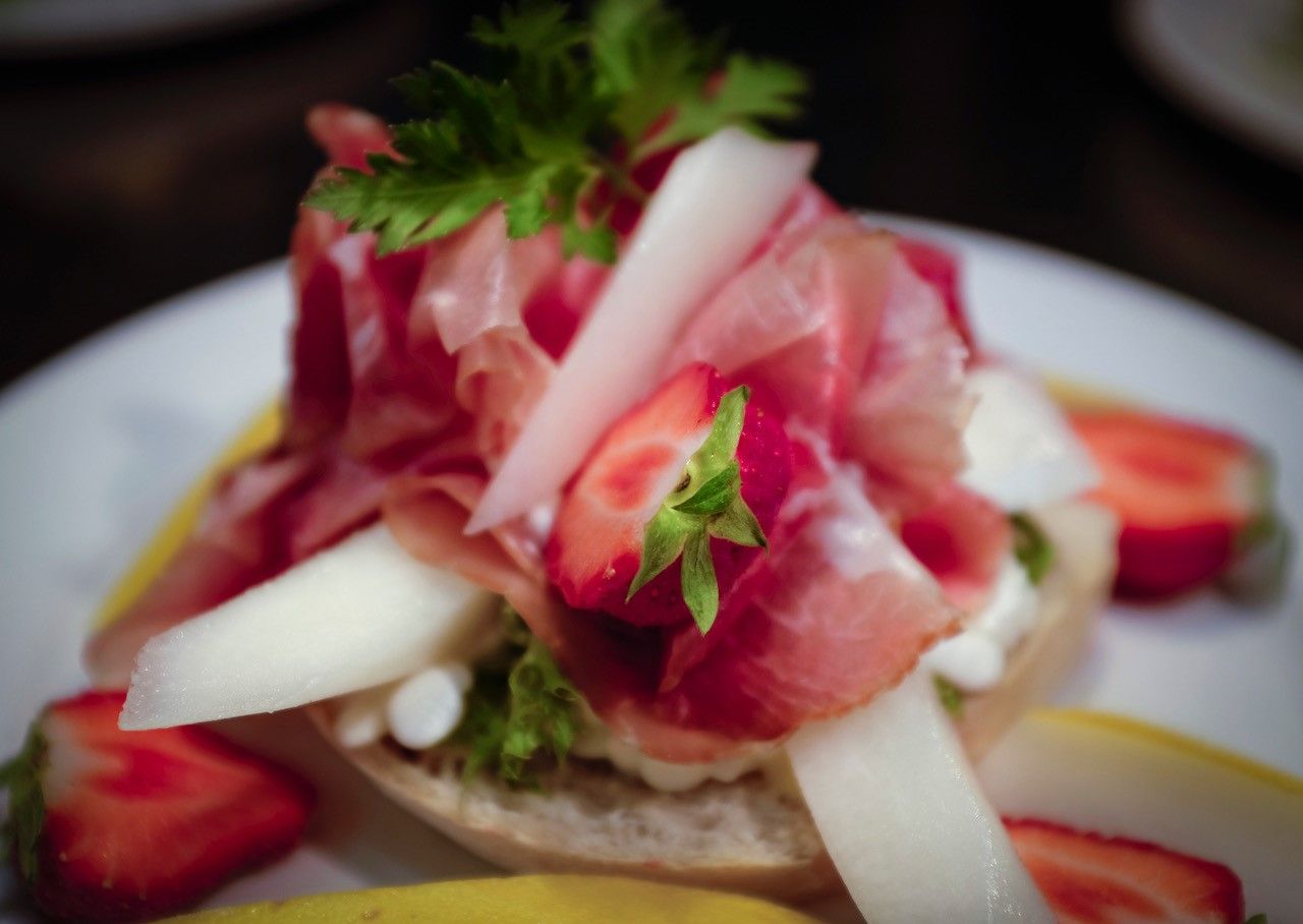 brødskive med spekemat, pære og jordbær