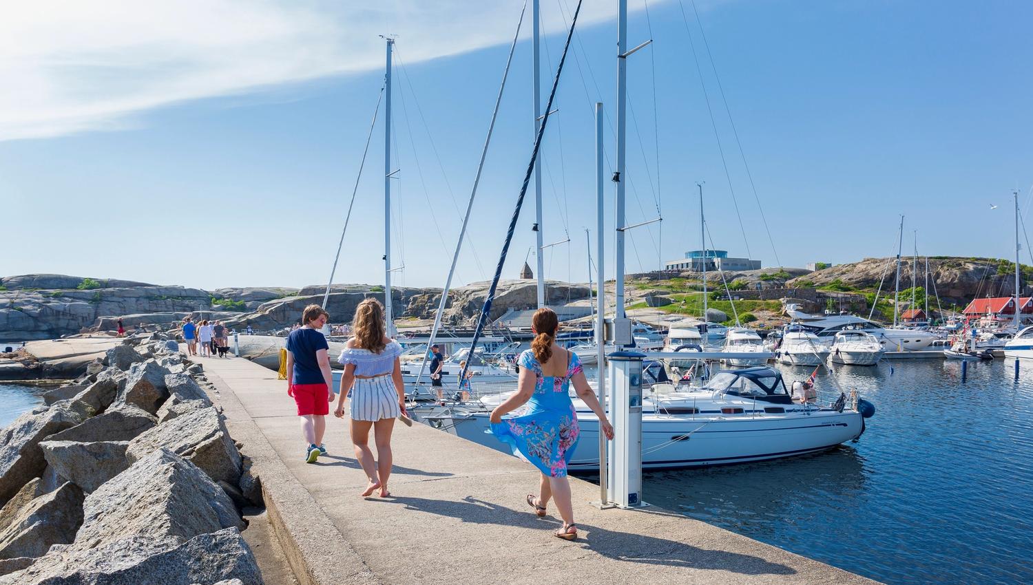 Familie går på brygge