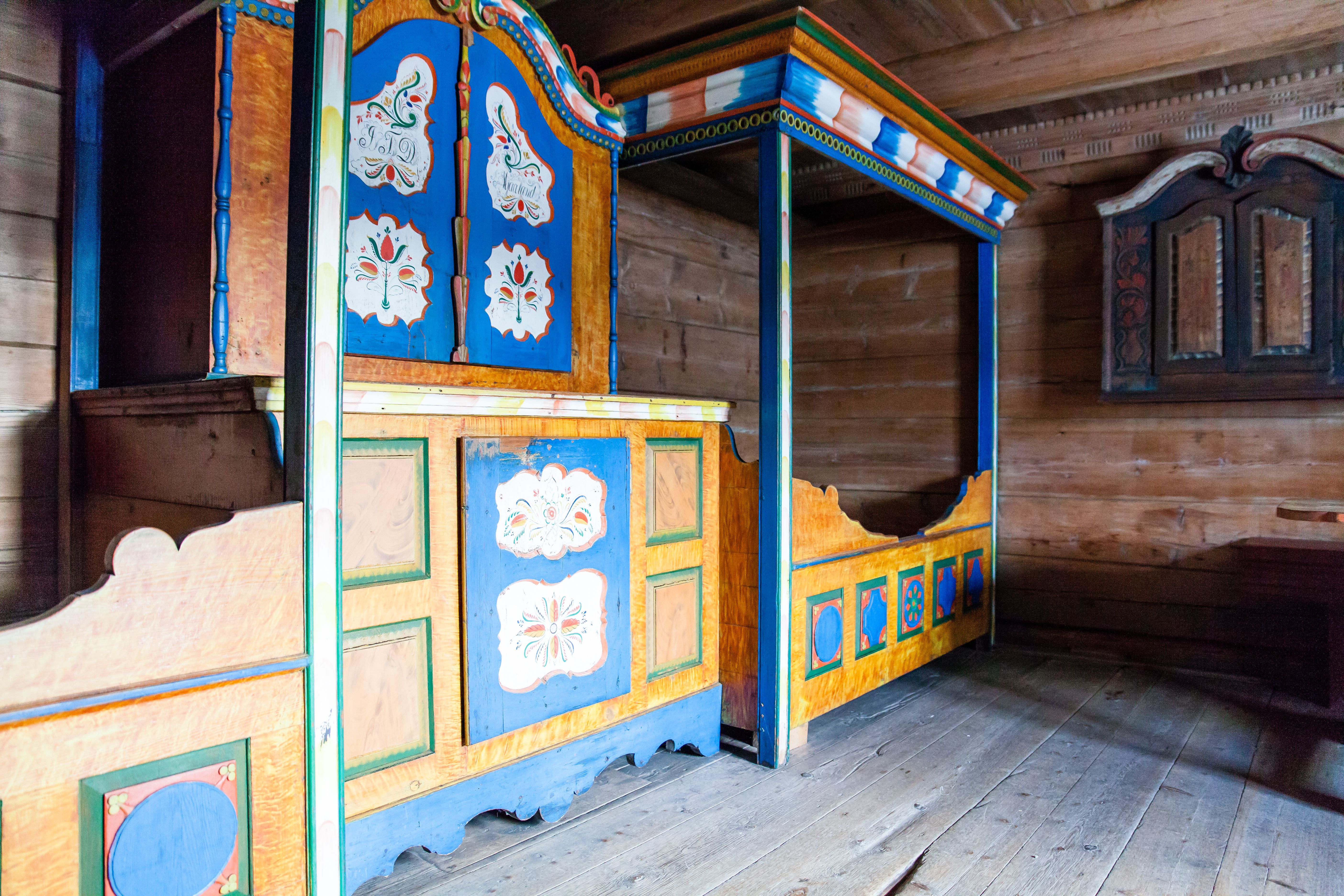 Marnardal Museum og Mjålandsstova, treseng med skap i midten, mye blått med rosemaling