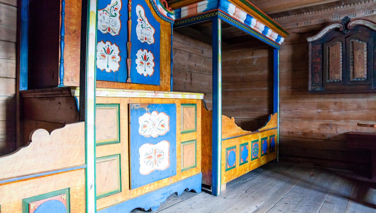 Marnardal Museum og Mjålandsstova, treseng med skap i midten, mye blått med rosemaling