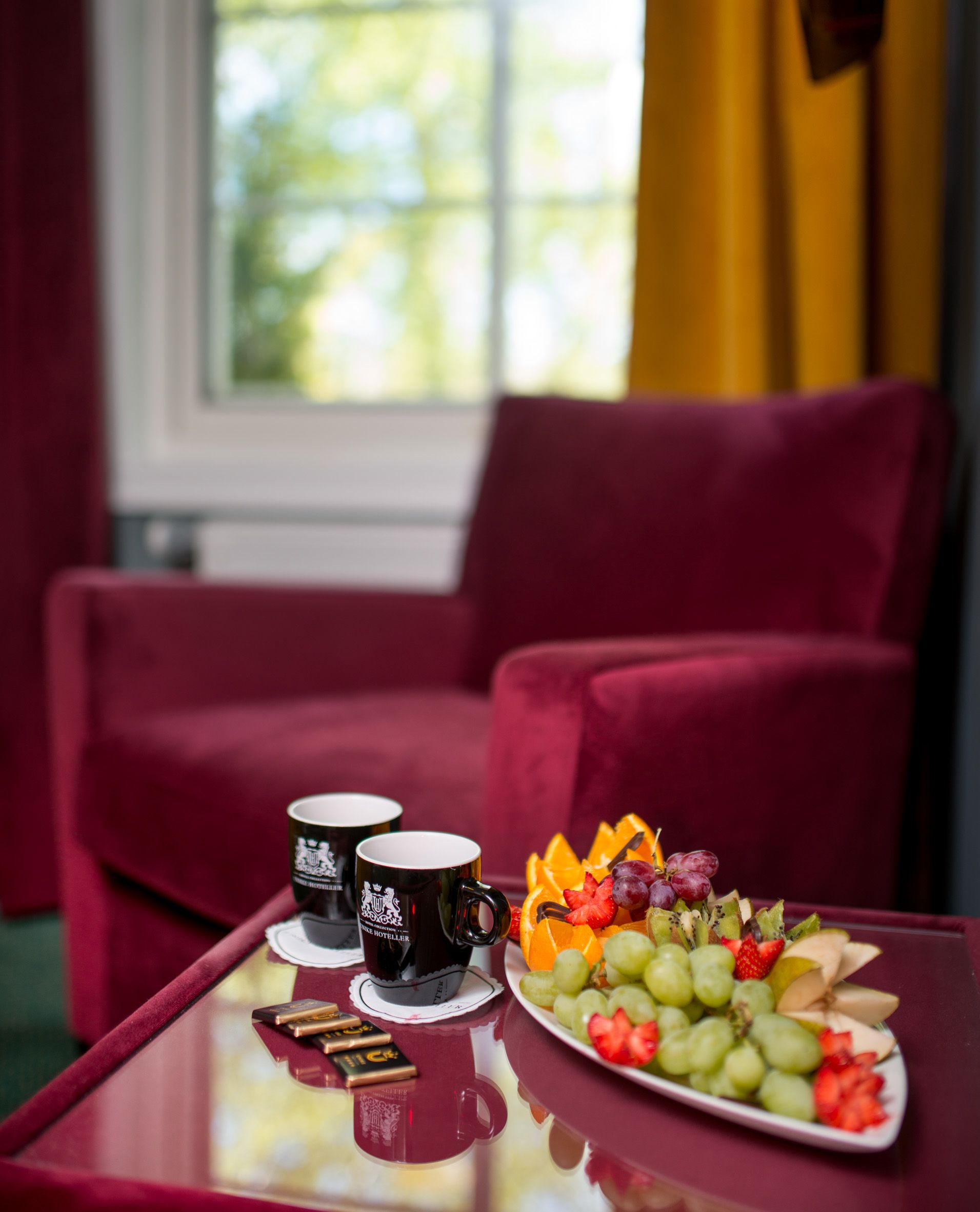kaffe, fruktfat og sjokolade til hotellgjestene på rommet
