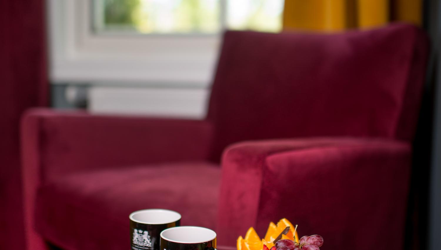 kaffe, fruktfat og sjokolade til hotellgjestene på rommet
